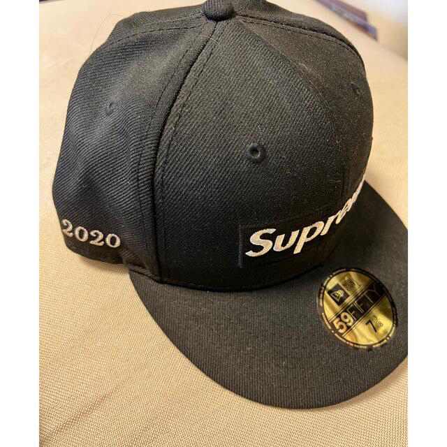 Supreme(シュプリーム)のsupreme newera 2020 7 3/8 メンズの帽子(キャップ)の商品写真