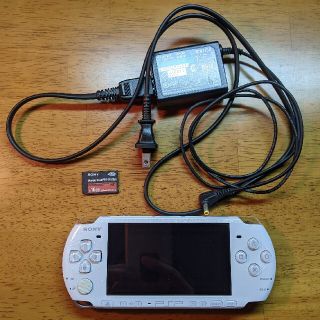 ソニー(SONY)のPSP 3000 本体 ホワイト ACアダプタ付 メモリー付 バッテリー無し(携帯用ゲーム機本体)