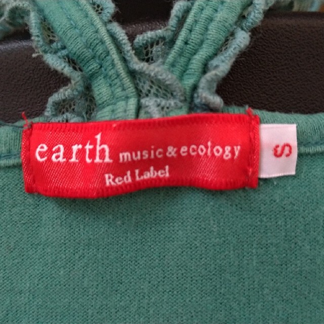 earth music & ecology(アースミュージックアンドエコロジー)の緑　タンクトップ　earth music&ecology レディースのトップス(タンクトップ)の商品写真