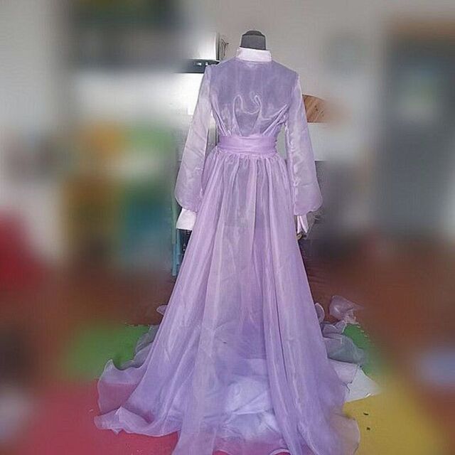 ピンク紫 カラードレス 美しいリボン 編み上げ 華やかなトレー 流れる透け花レー レディースのフォーマル/ドレス(ウェディングドレス)の商品写真