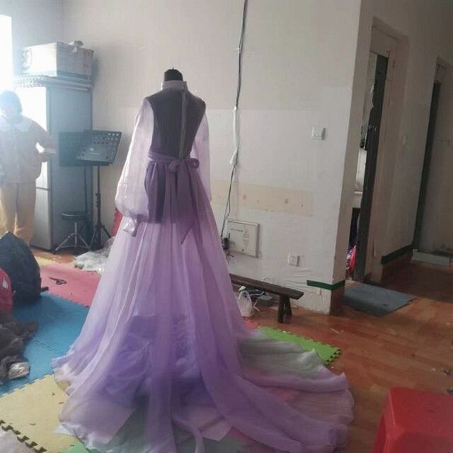 ピンク紫 カラードレス 美しいリボン 編み上げ 華やかなトレー 流れる透け花レー レディースのフォーマル/ドレス(ウェディングドレス)の商品写真