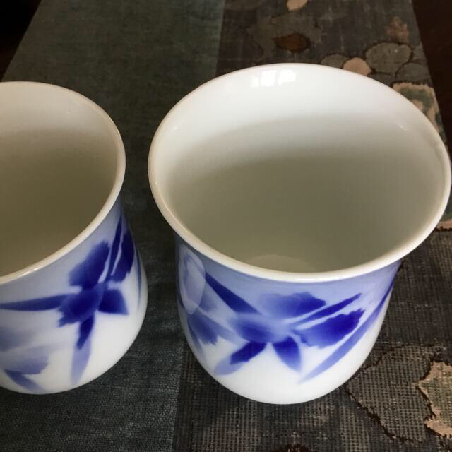 [新品] 深川製磁　カトレア  蓋付き湯呑み1個　蓋無し湯呑み1個　2個セット インテリア/住まい/日用品のキッチン/食器(食器)の商品写真