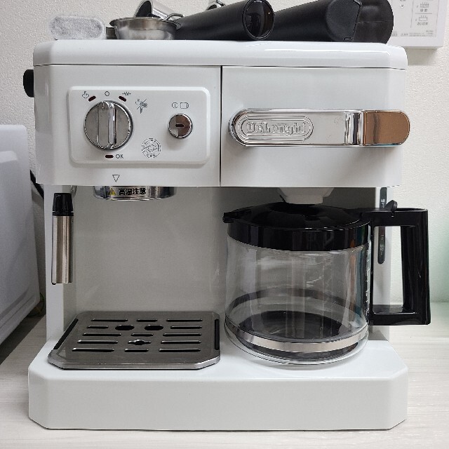 DeLonghi(デロンギ)のデロンギ コンビコーヒーメーカー BCO410J-B ホワイト スマホ/家電/カメラの調理家電(コーヒーメーカー)の商品写真