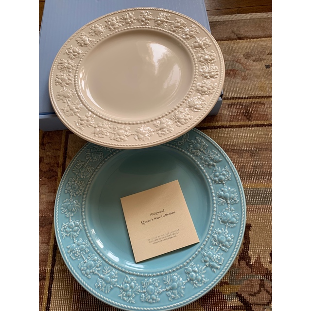 WEDGWOOD(ウェッジウッド)のお値下げ！新品　WEDGWOOD FESTIVITY ２枚セット　27センチ❣️ インテリア/住まい/日用品のキッチン/食器(食器)の商品写真