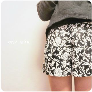 ワンウェイ(one*way)のOne way●ぷっくりダマスク柄♪モノトーン花柄ショートパンツ(ショートパンツ)