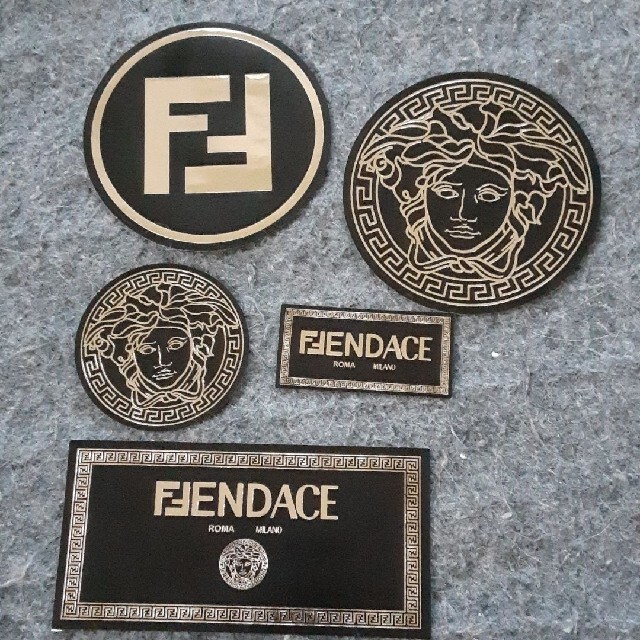 FENDI(フェンディ)のフェンダーチェ　FENDI×ヴェルサーチコラボステッカーセット メンズのファッション小物(その他)の商品写真