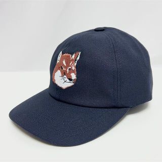 メゾンキツネ(MAISON KITSUNE')の新品 メゾンキツネ ラージ フォックスヘッド 刺繍 キャップ 帽子 CAP(キャップ)