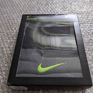 ナイキ(NIKE)のNIKE ジャガードタオルグレー 黒   ロゴ黄色新品未使用(タオル)