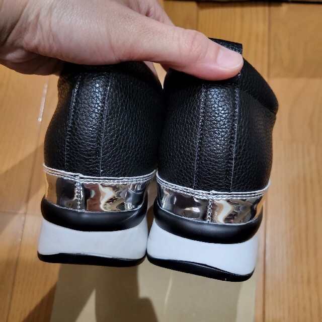 cawaii(カワイイ)の美品　Black　24.5 cawaii　厚底なのに超軽量＋7cm脚長シューズ レディースの靴/シューズ(スニーカー)の商品写真