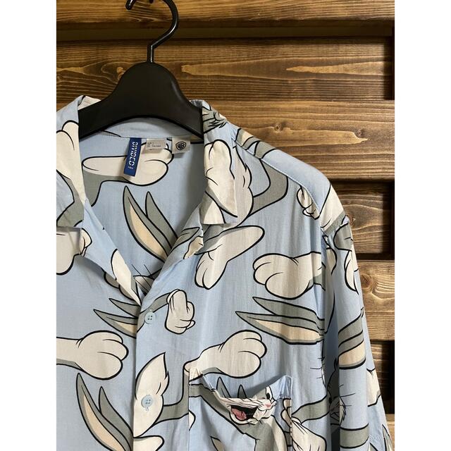 H&M(エイチアンドエム)のH&M エイチアンドエム バッグスバニー コラボ アロハシャツ メンズのトップス(シャツ)の商品写真