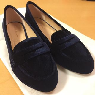 ザラ(ZARA)の値下げ中 新品 ZARA ベルベットモカシン サイズ38（24cm）(スリッポン/モカシン)