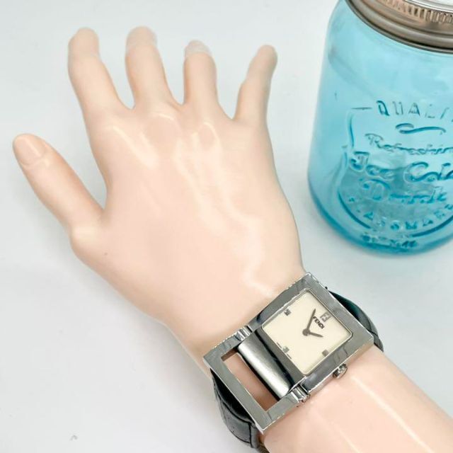 372 FENDI フェンディ　レディース腕時計　スクエア　新品ベルト　人気