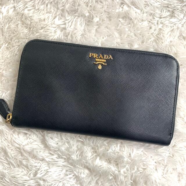 PRADA(プラダ)の【極美品】プラダ　長財布　ラウンドジップ　サフィアーノレザー　ロゴ金具　ブラック レディースのファッション小物(財布)の商品写真