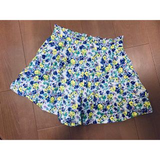 トッカ(TOCCA)の【美品】TOCCA 小花柄　ショートパンツ  キュロット　フレア(ショートパンツ)