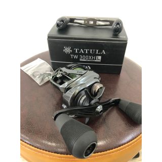 ダイワ(DAIWA)のタトゥーラTW300XH L バリアルハンドルカスタム(リール)