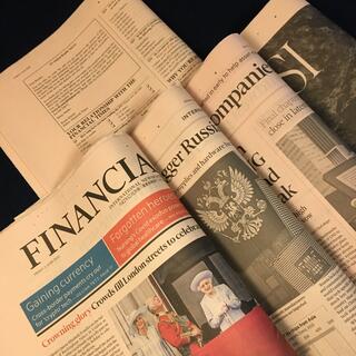 英字新聞FT サーモンピンク色　　　　　　　　18頁(見開き4枚＋半裁1枚)(印刷物)