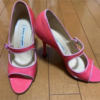 マノロブラニク(MANOLO BLAHNIK)のマノロブラニク　ピンクエナメルパンプス(ハイヒール/パンプス)