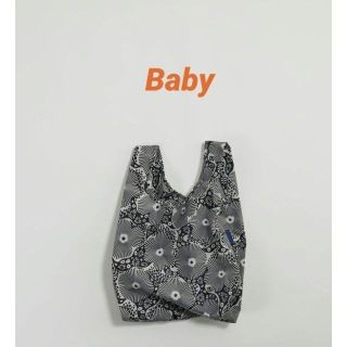 バグゥ(BAGGU)のBAGGU　新作　エコバッグ　ベビー　Baby　ブラック＆ホワイトフラワー　花柄(エコバッグ)