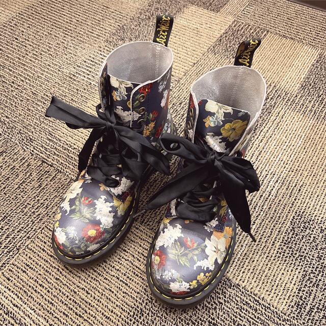 Dr.Martens(ドクターマーチン)のドクターマーチン　花柄　ハイカットブーツ レディースの靴/シューズ(ブーツ)の商品写真