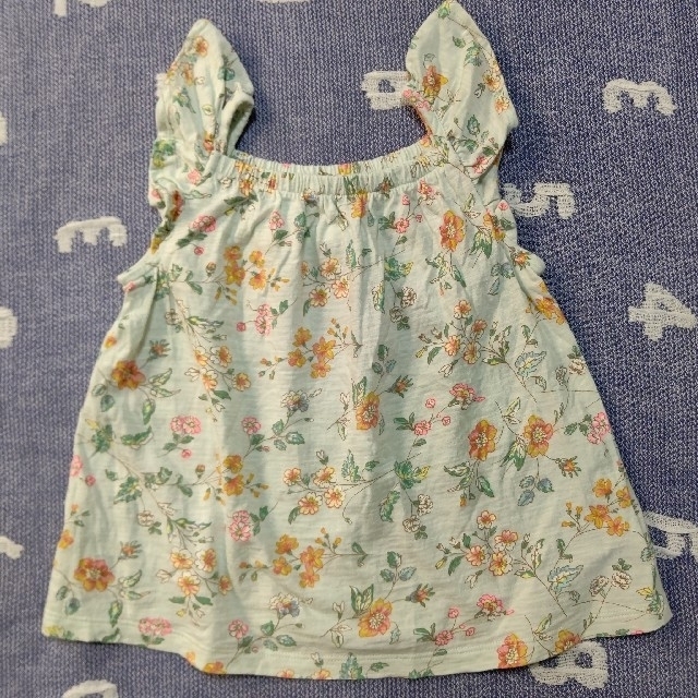 GAP Kids(ギャップキッズ)のGAP KIDS 花柄トップスサイズ XS 110 4-5yea キッズ/ベビー/マタニティのキッズ服女の子用(90cm~)(Tシャツ/カットソー)の商品写真