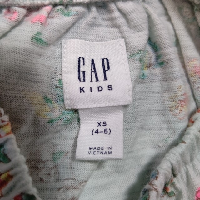 GAP Kids(ギャップキッズ)のGAP KIDS 花柄トップスサイズ XS 110 4-5yea キッズ/ベビー/マタニティのキッズ服女の子用(90cm~)(Tシャツ/カットソー)の商品写真