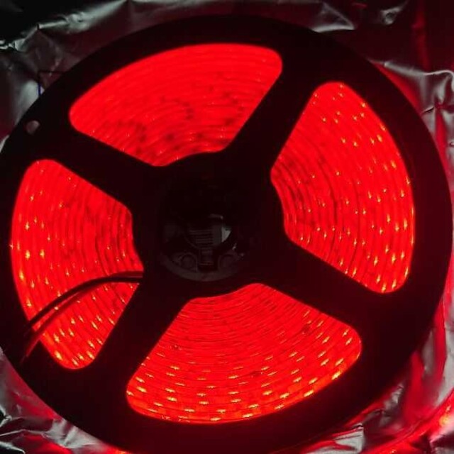 600連赤LEDテープ防水5m 自動車/バイクの自動車(車外アクセサリ)の商品写真