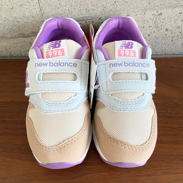 New Balance(ニューバランス)の【新品】16.5センチ ベージュ×パープル ニューバランス スニーカー キッズ キッズ/ベビー/マタニティのキッズ靴/シューズ(15cm~)(スニーカー)の商品写真