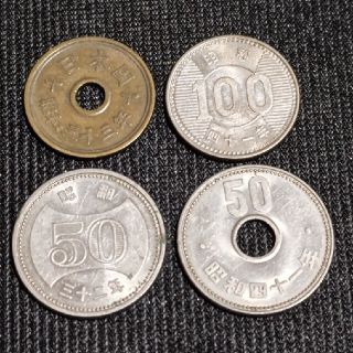 旧50円硬貨穴ナシ1枚・穴アリ1枚・旧5円穴アリ1枚・旧100円銀貨1枚の4枚(その他)