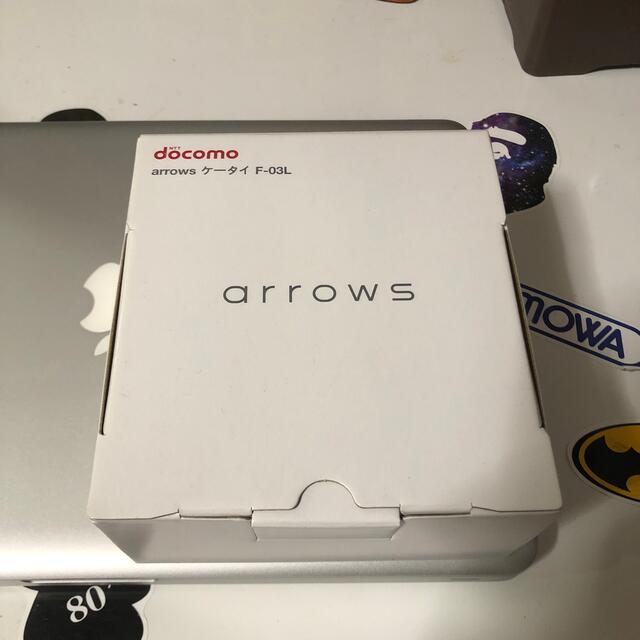 arrows(アローズ)のdocomo  arrows F-03L  ガラケーの充電器です スマホ/家電/カメラのスマートフォン/携帯電話(バッテリー/充電器)の商品写真