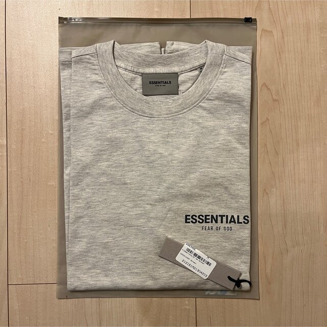 FEAR OF GOD(フィアオブゴッド)の新品未使用★Mサイズ FOG ESSENTIALS Logo Tee メンズのトップス(Tシャツ/カットソー(半袖/袖なし))の商品写真