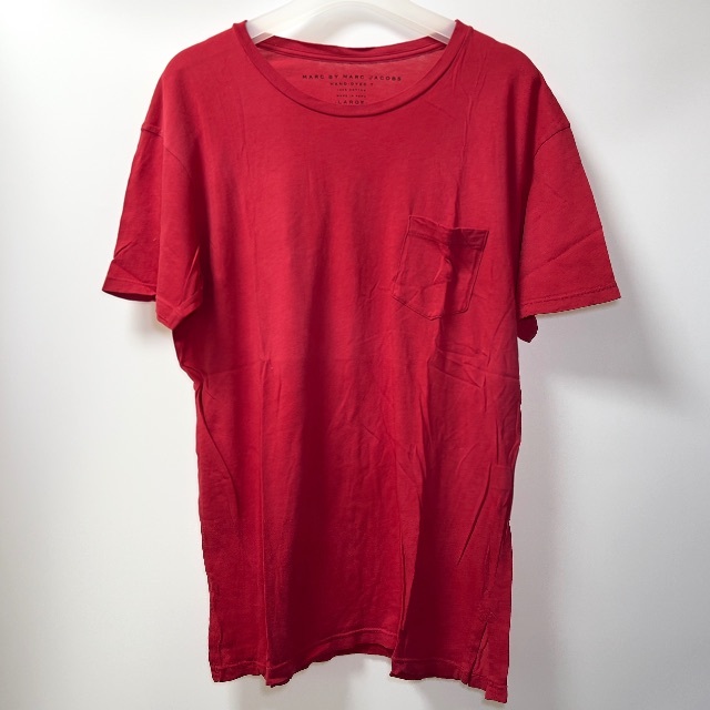 MARC BY MARC JACOBS(マークバイマークジェイコブス)のMARC BY MARC JACOBS ハンドダイTシャツ レッド メンズのトップス(シャツ)の商品写真