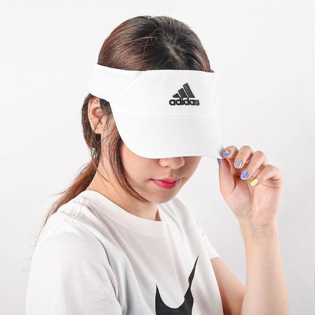 adidas(アディダス)のアディダス★サンバイザー　テニス　ゴルフ　新品　ホワイト　スポーツ　帽子 レディースの帽子(その他)の商品写真