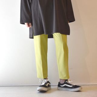 ダブルクローゼット(w closet)のwcloset カラースラックスパンツ　ライム/M(カジュアルパンツ)