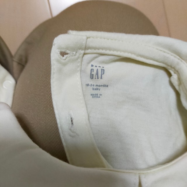 babyGAP(ベビーギャップ)のbabyGAP　オフホワイト　ロンパース　90　襟付き キッズ/ベビー/マタニティのキッズ服女の子用(90cm~)(Tシャツ/カットソー)の商品写真