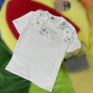 ミュウミュウ Tシャツの通販 200点以上 | miumiuを買うならラクマ
