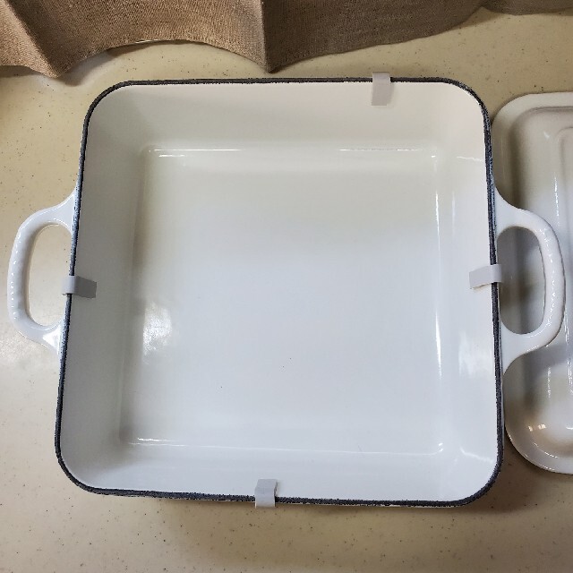 LE CREUSET(ルクルーゼ)のル・クルーゼ★ココットスクエア[24cm/White]蓋置付 インテリア/住まい/日用品のキッチン/食器(鍋/フライパン)の商品写真