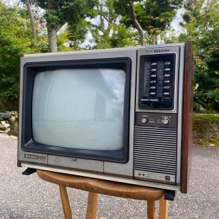 レトロな日立ブラウン管カラーテレビ