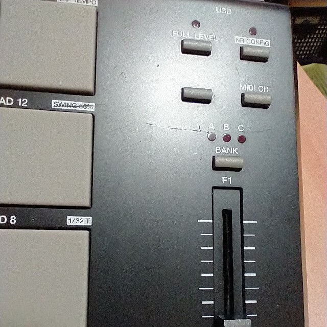 AKAI MPD18 USB MIDIパッド・コントローラ 1