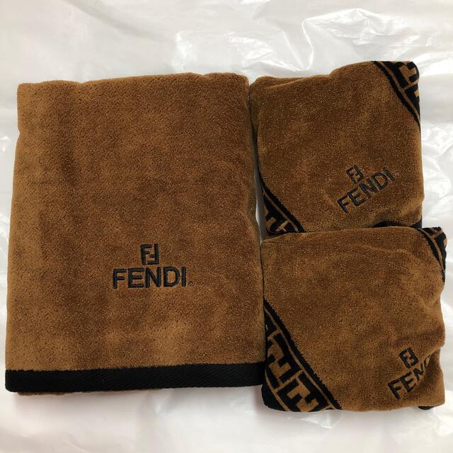 FENDI(フェンディ)のこあら様専用　FENDI  タオルセット インテリア/住まい/日用品の日用品/生活雑貨/旅行(タオル/バス用品)の商品写真