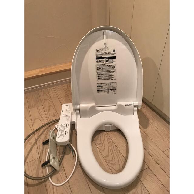 TOTO(トウトウ)のウォシュレット付き　トイレ便座です。 スマホ/家電/カメラのスマホ/家電/カメラ その他(その他)の商品写真