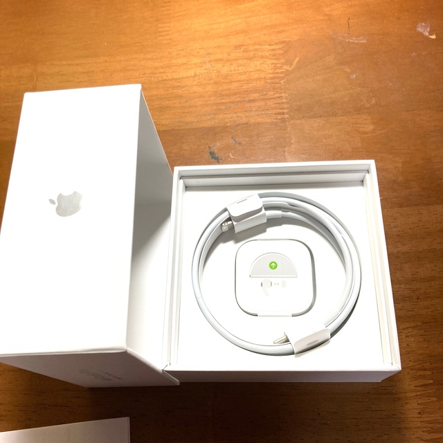 Apple(アップル)のアップル製ケーブルと耳栓 スマホ/家電/カメラのオーディオ機器(ヘッドフォン/イヤフォン)の商品写真