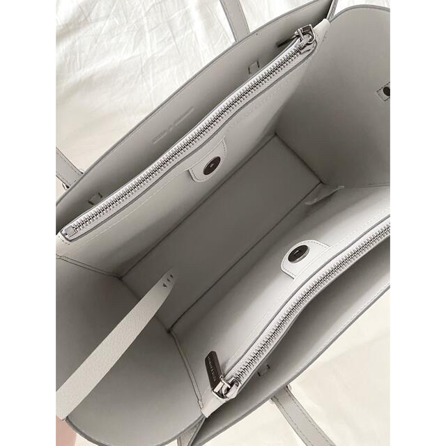 Charles and Keith(チャールズアンドキース)の[CHARLES&KEITH]クラシックダブルハンドル トートバッグ(Grey) レディースのバッグ(トートバッグ)の商品写真