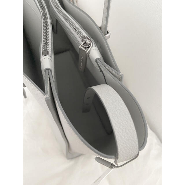 Charles and Keith(チャールズアンドキース)の[CHARLES&KEITH]クラシックダブルハンドル トートバッグ(Grey) レディースのバッグ(トートバッグ)の商品写真