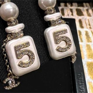 シャネル 22新作即完売品 NO5 ココマーク パール&ストラス ピアス(箱付き シャネル 22新作即完売品 NO5 ココマーク パール&ストラス ピアス(箱付き