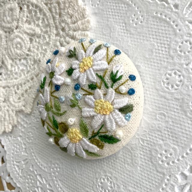 刺繍ブローチ/ ヘアゴム　ハンドメイド ハンドメイドのアクセサリー(コサージュ/ブローチ)の商品写真