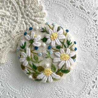 刺繍ブローチ/ ヘアゴム　ハンドメイド(コサージュ/ブローチ)