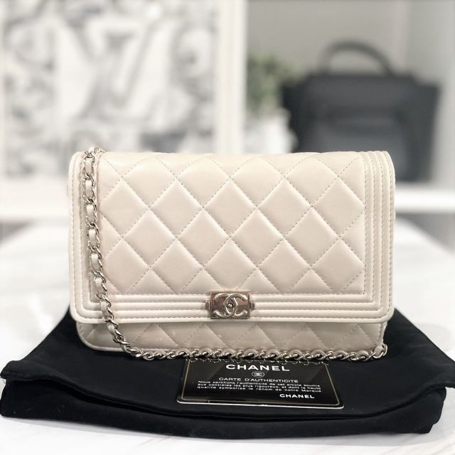 CHANEL(シャネル)のシャネル　チェーンウォレット　ラムスキン　ボーイシャネル　21番台 レディースのファッション小物(財布)の商品写真