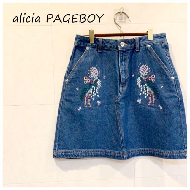 PAGEBOY(ページボーイ)のalicia pageboy デニム　ミニスカート　刺繍花柄 レディースのスカート(ミニスカート)の商品写真