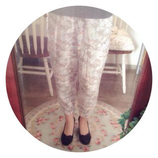 レイカズン(RayCassin)の花柄のサルエルパンツ(サルエルパンツ)