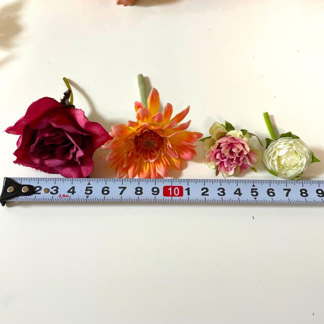 yuririnさん　　造花　小さめサイズのお花　90個以上　⑥ ハンドメイドの素材/材料(各種パーツ)の商品写真
